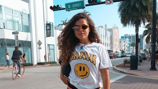 Maisa Silva passeia pelas ruas de Miami e publica álbum de fotos