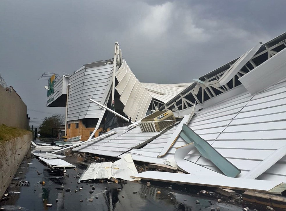 Telhado de supermercado cai após chuva em Três Corações (MG) — Foto: Redes sociais 