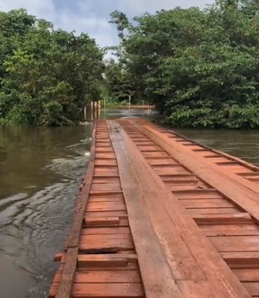 Nível da água do Rio Ronuro alcançou a ponte — Foto: Divulgação