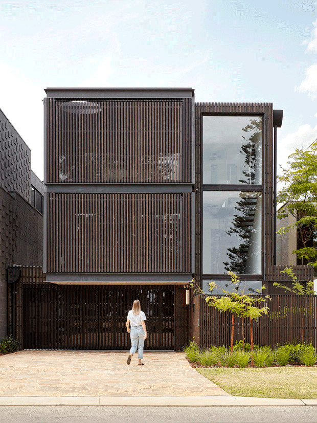 Design assinado cria décor cheio de vida em casa de madeira e concreto  (Foto:   Jack Lovel )