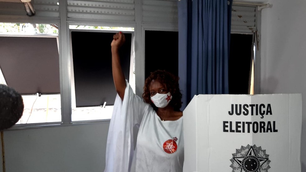 A candidata a prefeitura de Salvador Major Denice votou às 10h na Uneb, em Salvador  — Foto: Adriana Oliveira/TV Bahia 