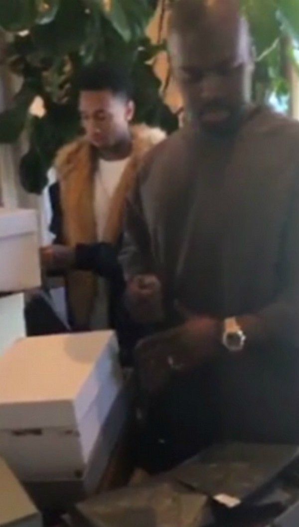 Kanye West arrumando os presentes de sua esposa (Foto: Reprodução)