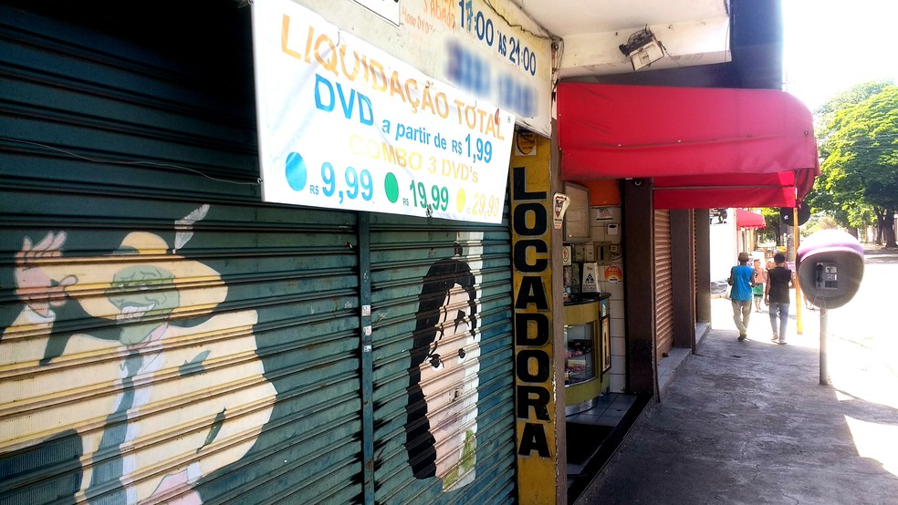 Até mesmo algumas pequenas locadoras de bairros estão vendendo seus acervos (Foto: Sérgio Pais/G1)
