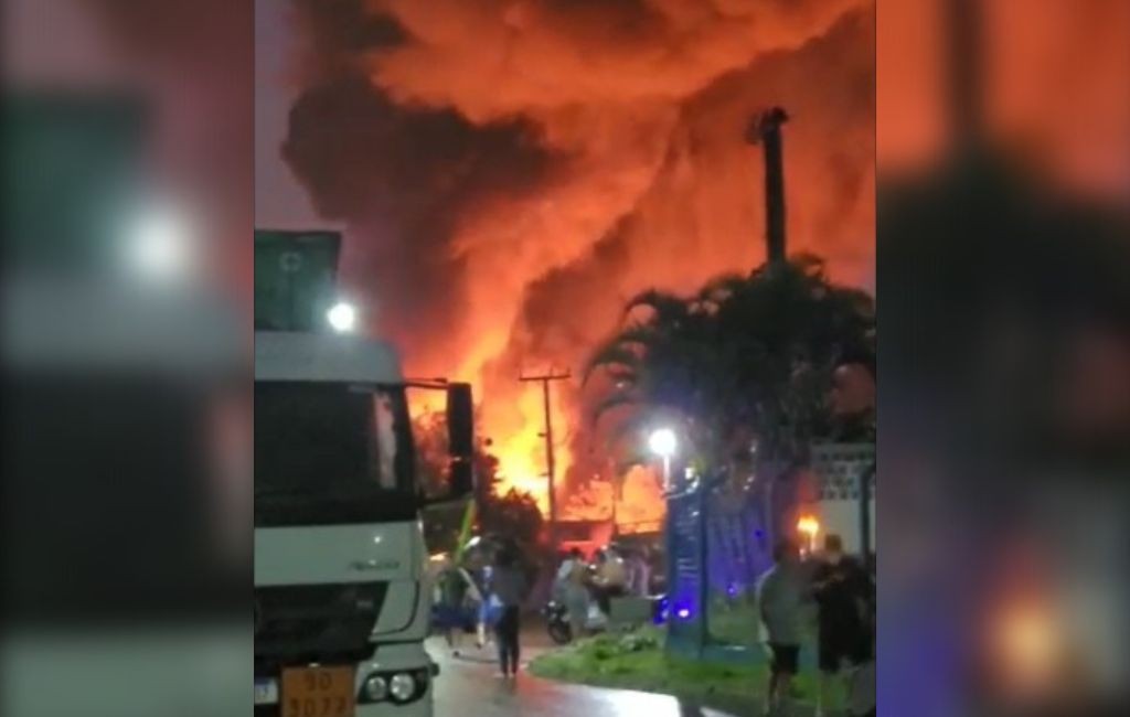Incêndio atinge galpão na Grande Florianópolis e mobiliza bombeiros; VÍDEO