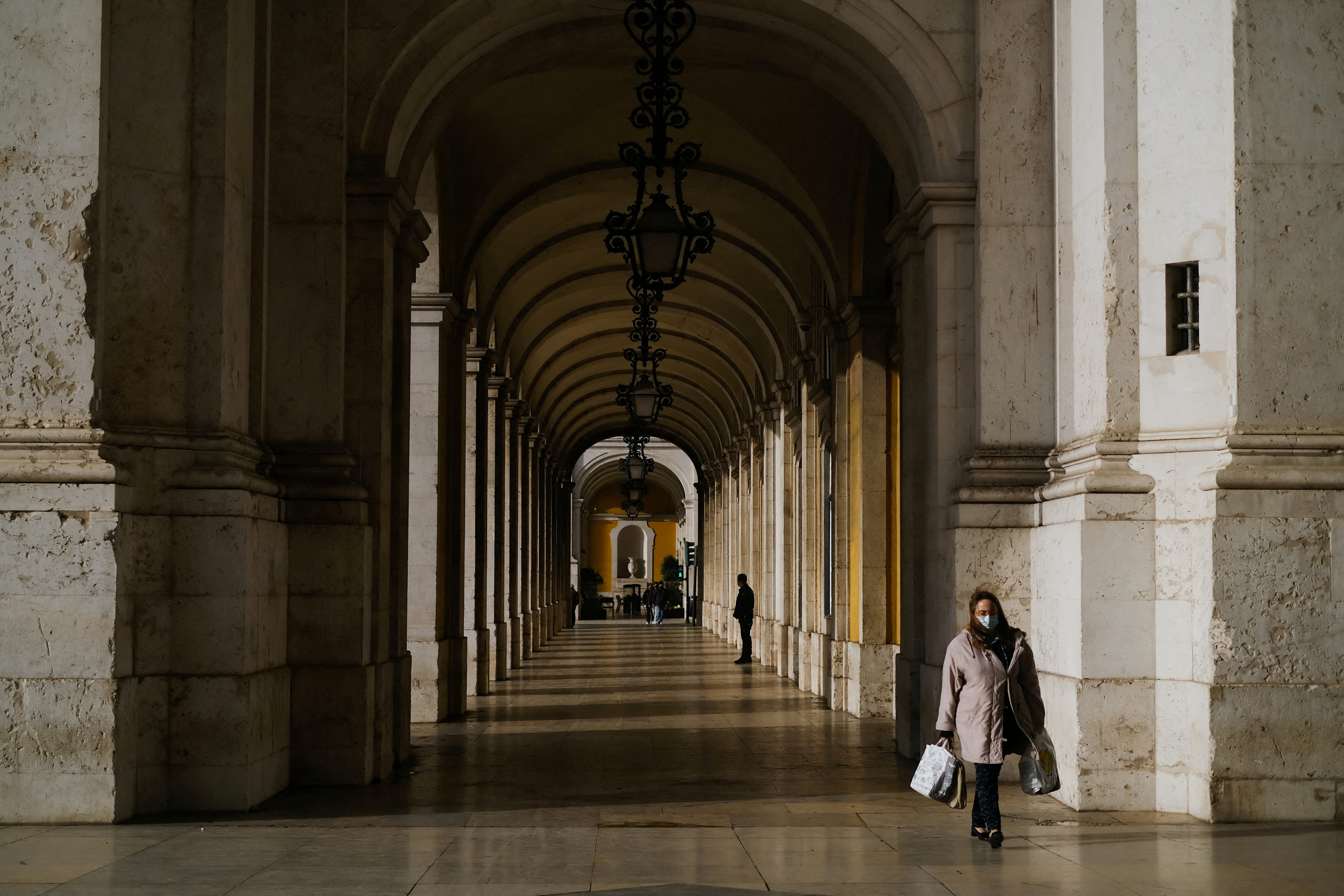 Mulher caminha sozinha pelo centro de Lisboa