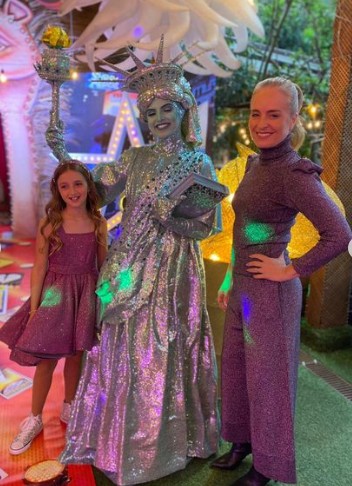Eva e Angélica com uma moça vestida como Estátua da Liberdade — Foto: Reprodução/Instagram Angélica
