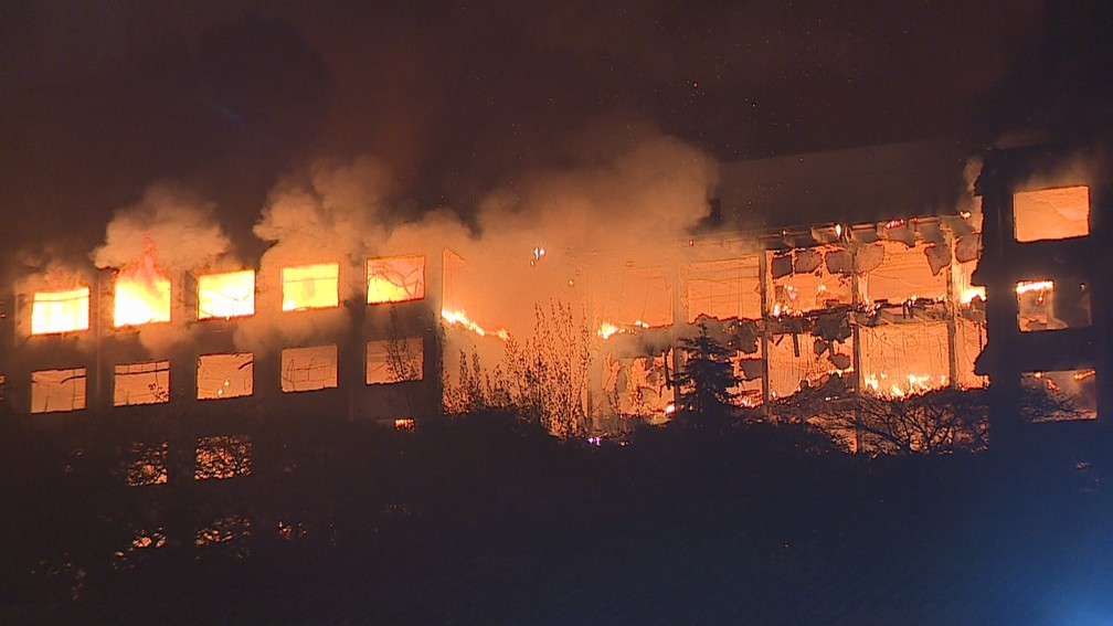 Incêndio no prédio da SSP-RS, em Porto Alegre — Foto: Reprodução/RBS TV