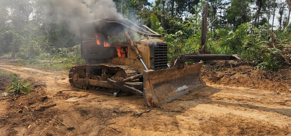 Operação Tamoiotatá II destruiu trator no Sul do Amazonas.  — Foto: Ipaam