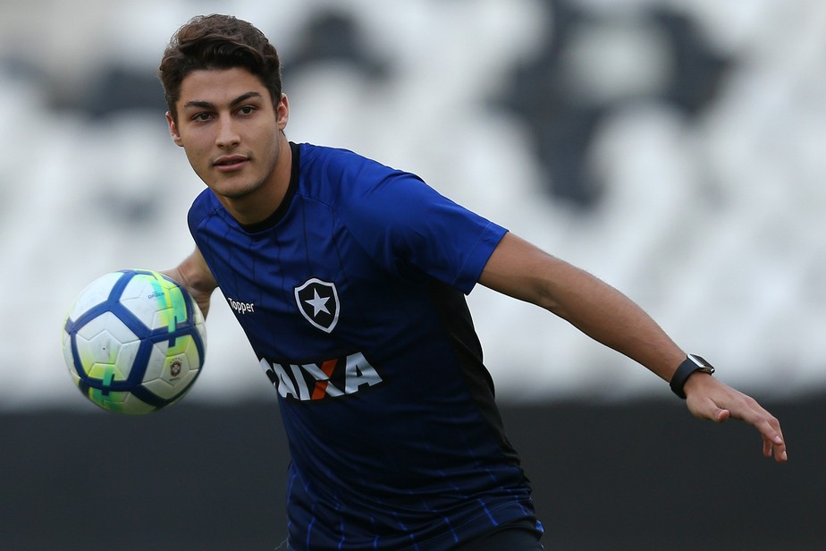 Cruzeiro faz consulta ao Botafogo sobre o lateral-direito Marcinho