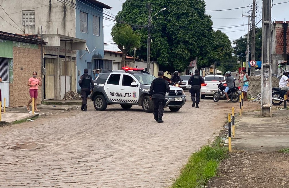 Homem foi perseguido e morto a tiros na manhã desta terça (10) na Zona Norte de Natal — Foto: Kléber Teixeira/Inter TV Cabugi