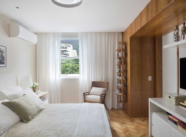 No projeto do quarto de casal, a arquiteta Cristina Bezamat posicionou o ar-condicionado na parede da cabeceira da cama, para o ar gelado não incomodar quem está na cama (Foto: Divulgação)