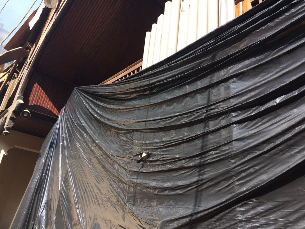 Danificado pelo desabamento, o órgão da Igreja Evangélica Luterana de São Paulo foi coberto por uma lona depois de ficar exposto ao sol devido ao telhado caído (Foto: Frederico Ludwig/Arquivo pessoal)