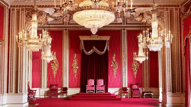 No centro da Sala do Trono está o par de cadeiras usadas para a cerimônia de coroação da rainha em 1953 (Foto: The Royal Collection Trust / Divulgação)