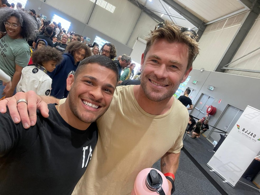 Irmão mais velho de Liam e Chris Hemsworth vai a evento com a