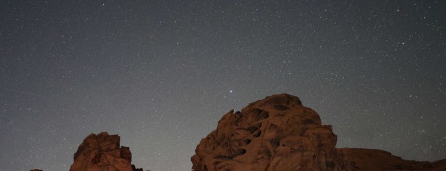 Foto com exposição de 25 segundos mostra chuva de meteoros vistas no Parque Estadual Vale do Fogo, Nevada, EUA — Foto: Ethan Miller/Getty Images/AFP