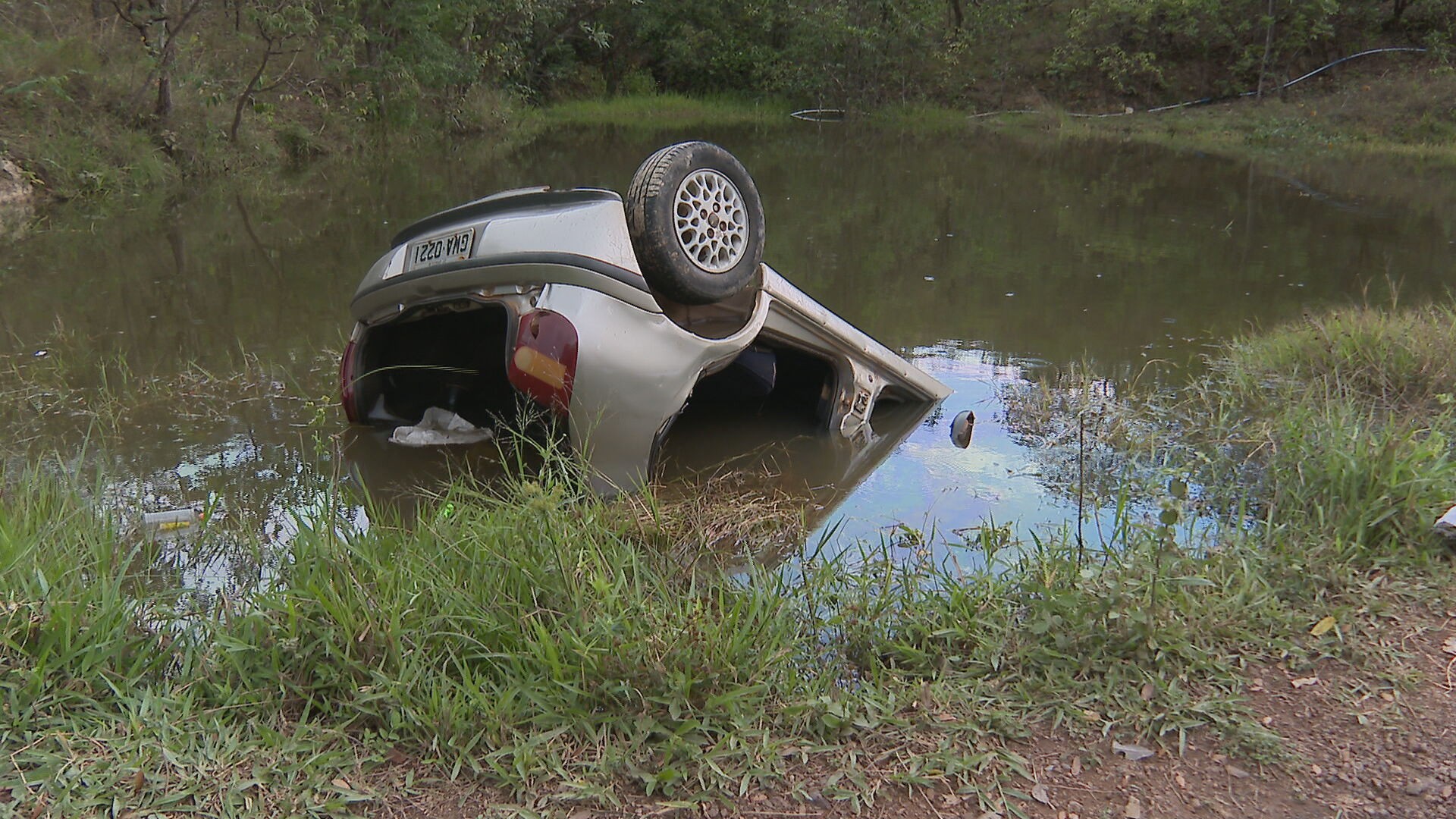 VÍDEO: Homem é encontrado morto dentro de carro submerso em um córrego em Samambaia
