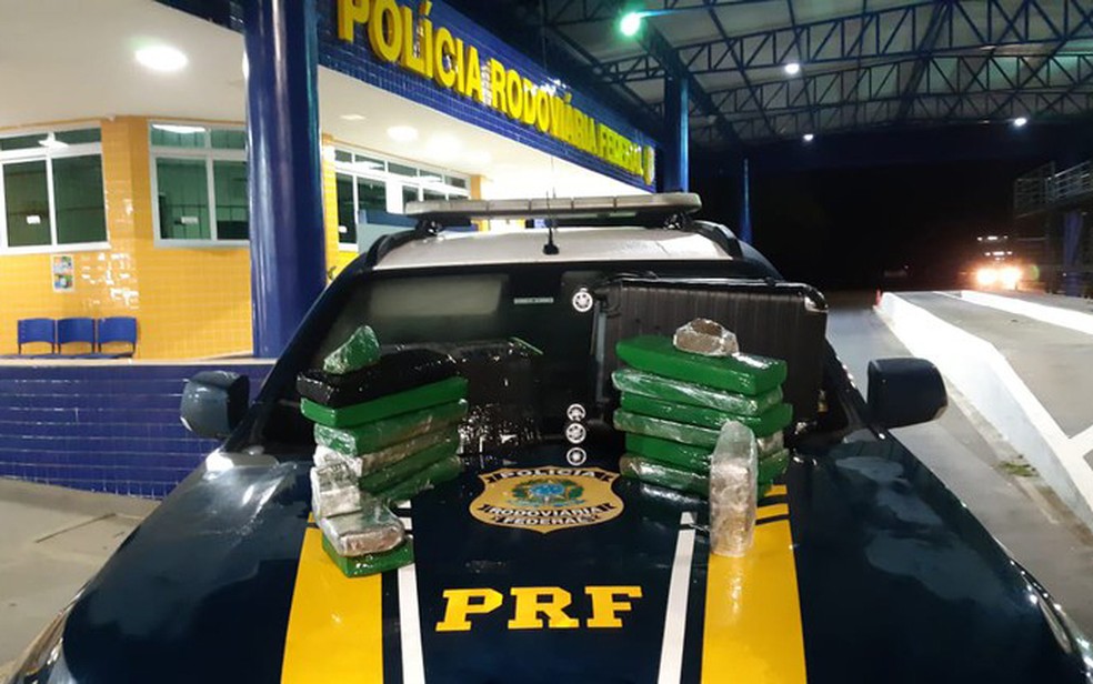 Carga com 14 kg de maconha foi apreendida em ônibus interestadual — Foto: Divulgação/PRF