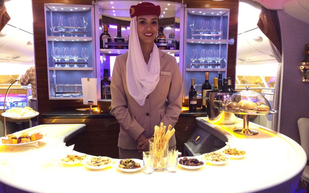 Lounge do A380 tem bar para os passageiros das classes executiva e primeira classe (Foto: Vivian Reis/G1)