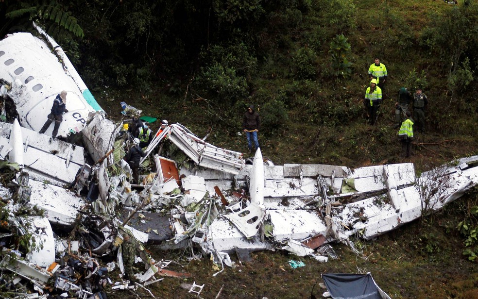 Equipe de resgate trabalha entre destroços do avião da LaMia que caiu perto de Medellín, na Colômbia (Foto: Fredy Builes/Reuters)