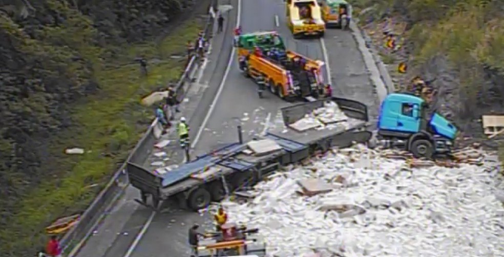 Carreta Carregada Com Telhas Tomba E Interdita Totalmente A Rodovia Regis Bittencourt Santos E Regiao G1