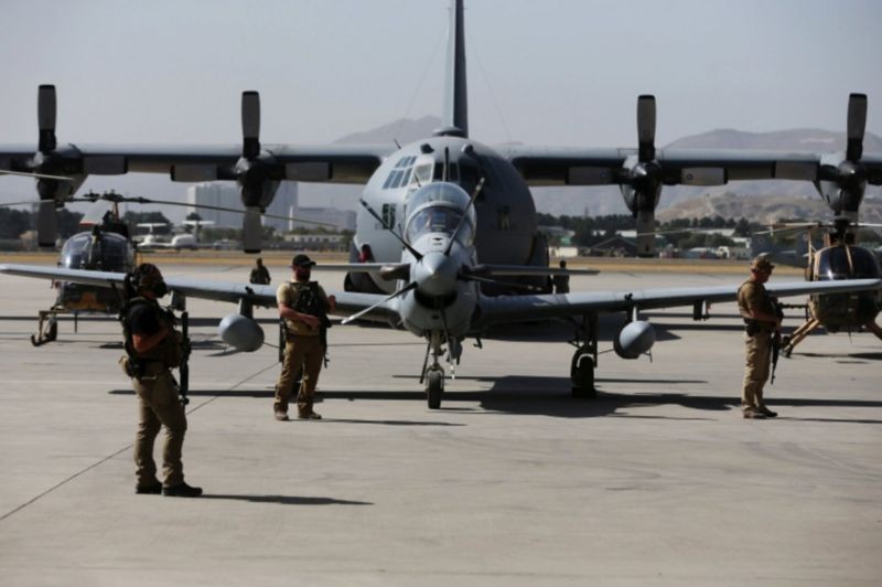 Força aérea do Afeganistão recebeu A-29 Super Tucano antes de ser vencida pelo Talebã (foto de 2020) (Foto: Reuters via BBC News)