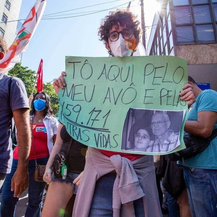 Cartaz em protesto na capital do Rio de Janeiro (Foto: Felipe Monteiro Ouverney (@felipe.ouverney))