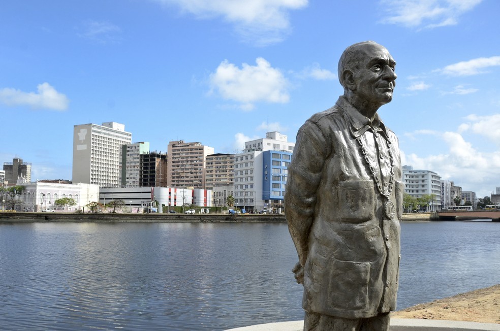 Imagem da estátua de Ariano Suassuna, instalada na Rua da Aurora em 2017, antes de ser depredada — Foto: Divulgação/Lu Streithorst