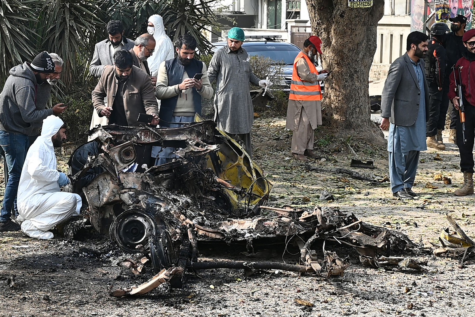 Policiais coletam evidências no local de uma explosão suicida em Islamabad, no Paquistão. — Foto: Farooq NAEEM / AFP