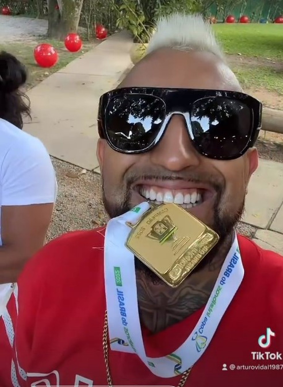 Vidal beija a medalha de campe&atilde;o durante churrasco &mdash; Foto: Reprodu&ccedil;&atilde;o