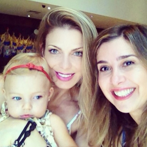 Sheila Mello com a filha Brenda e a jornalista Mylena Ciribelli (Foto: Reprodução / Instagram)