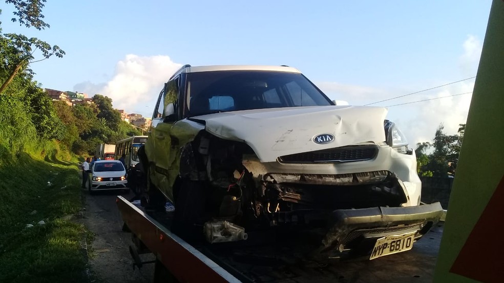 Carro ficou parcialmente destruído após acidente na BR-324, em Salvador — Foto: Cid Vaz/TV Bahia 