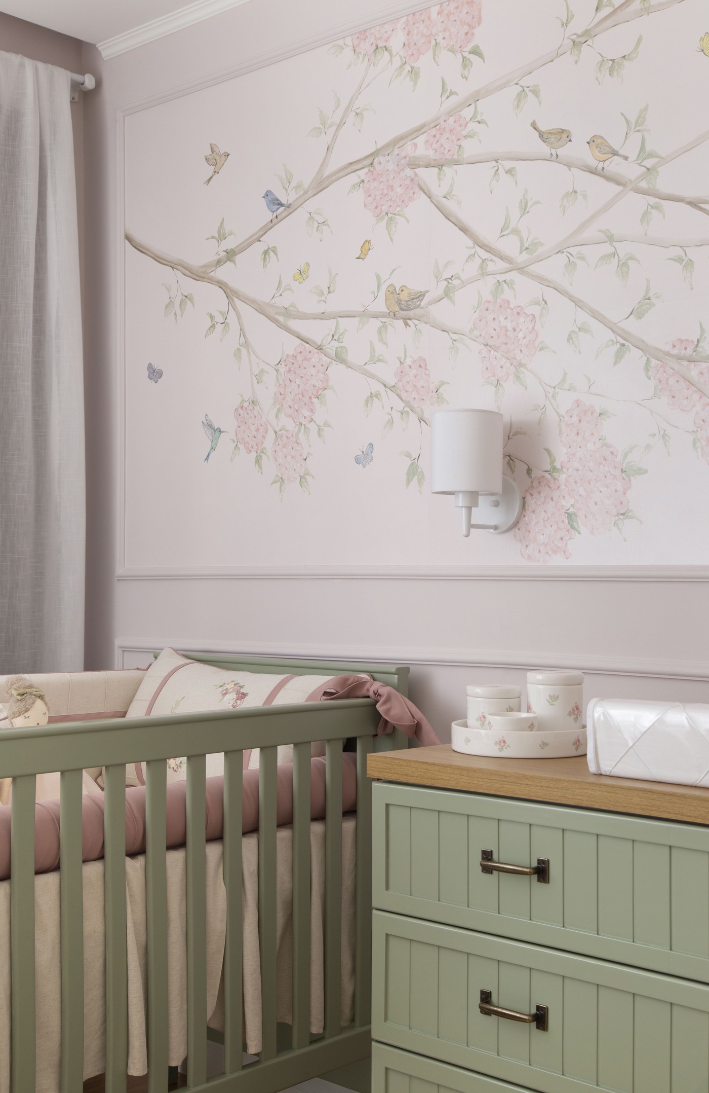Décor do dia: quarto de bebê tem pintura inspirada em jardim provençal (Foto:  Raiana Medina)