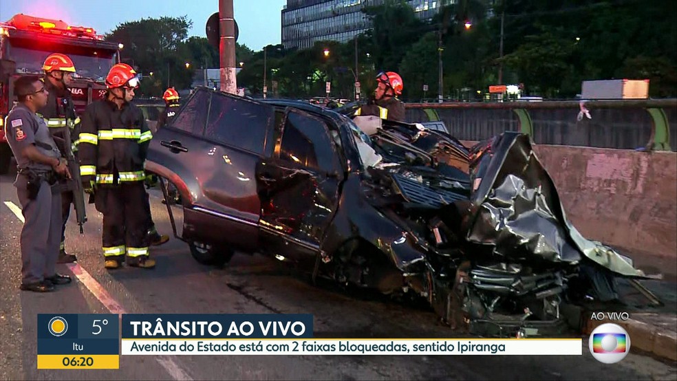 Carro cai no Rio TamanduateÃ­  (Foto: ReproduÃ§Ã£o/TV Globo )
