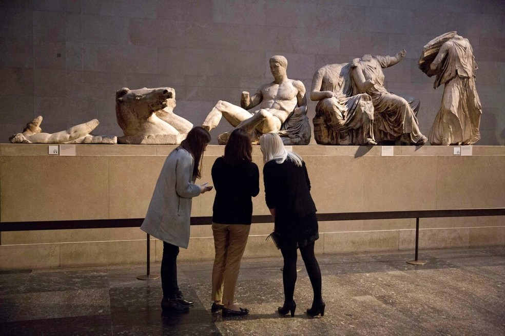 Mulheres observam estátua de mármore (possivelmente uma representação do deus grego Dionísio), retirada do Partenon, Museu Britânico de Londres, em 8 de janeiro de 2015. — Foto: AP Photo/Matt Dunham