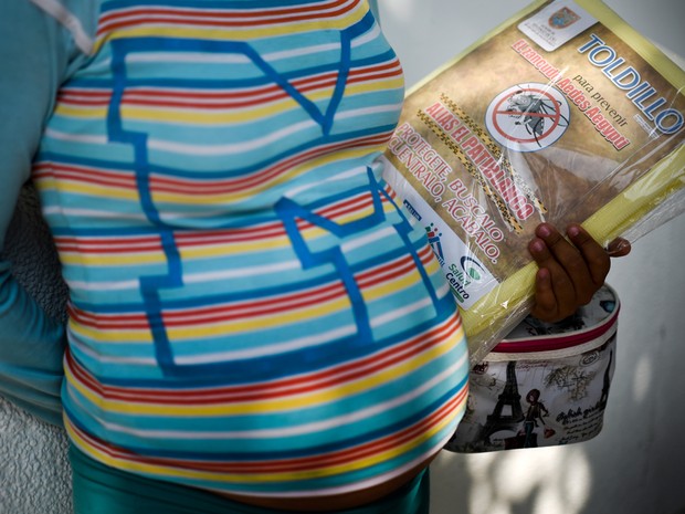    Mulher grávida segura uma rede para proteção contra mosquitos em Cali, na Colômbia, em 10 de fevereiro: zika já afetou mais de 5 mil mulheres no país (Foto:  AFP Photo/Luis Robayo)