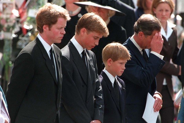 Os príncipes William e Harry na companhia do pai e do tio no funeral da Princesa Diana (1961-1997) em setembro de 1997 (Foto: Getty Images)