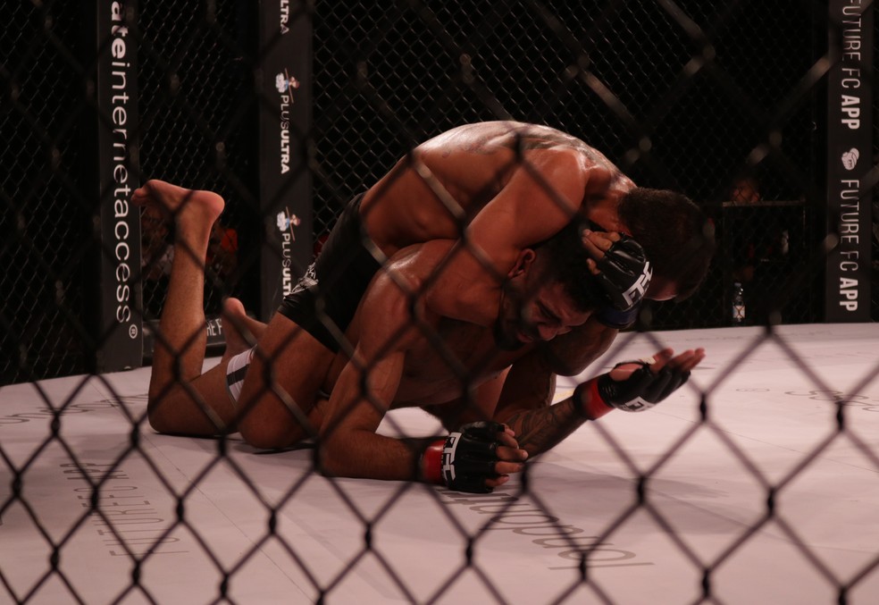 Rander Junior finaliza AntÃ´nio Paulo Nego em luta polÃªmica no card preliminar  â?? Foto: Adriano Albuquerque