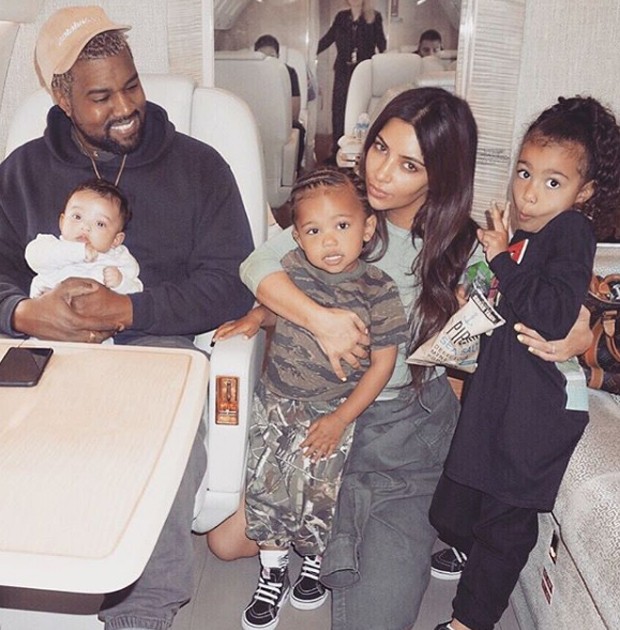 Kim Kardashian e Kanye West com os filhos (Foto: Reprodução / Instagram)