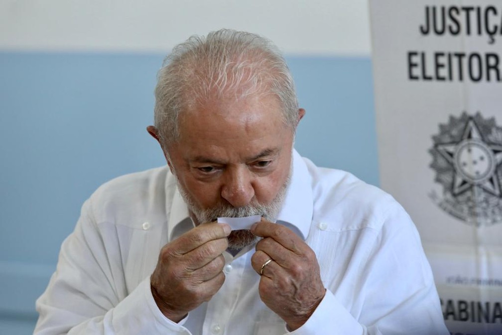 Lula (PT) beija comprovante de votação, neste domingo (30) — Foto: Celso Tavares/g1