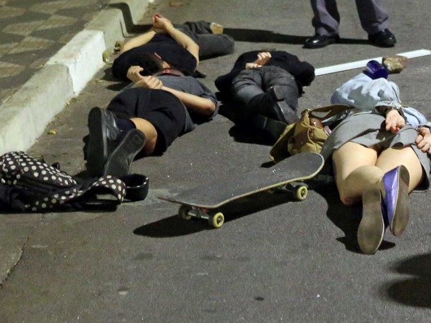 Alguns detidos foram algemados e colocados deitados no asfalto (Foto: Paulo Whitaker / Reuters)