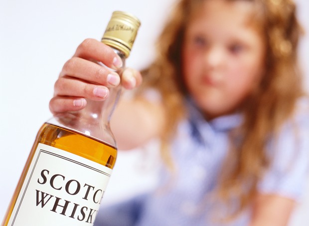 Infância livre de bebidas alcoólicas é a opção mais segura e saudável  (Foto: Thinkstock)