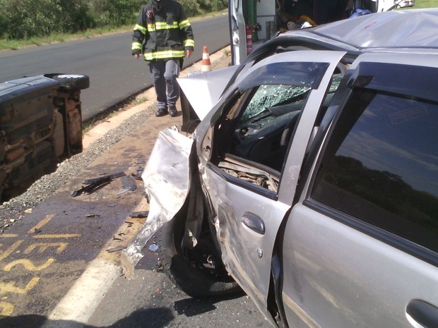 Batida entre dois carros deixou cinco feridos em Tatuí (Foto: Divulgação/Corpo de Bombeiros)