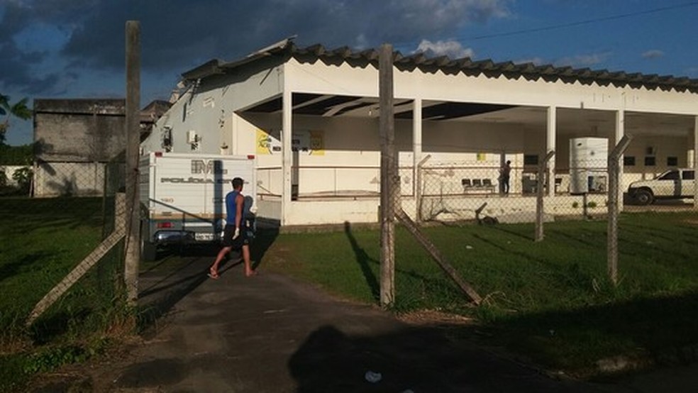 Homem é achado morto em bairro de Cruzeiro do Sul com perfurações de faca e sem identificação  (Foto: Adelcimar Carvalho/G1)