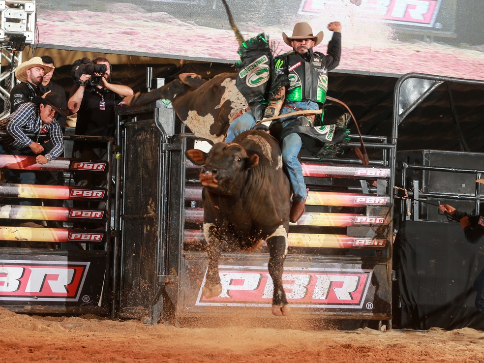 Atleta em prova de montaria em touro durante campeonato Professional Bull Riders (PBR) — Foto: Divulgação/ PBR