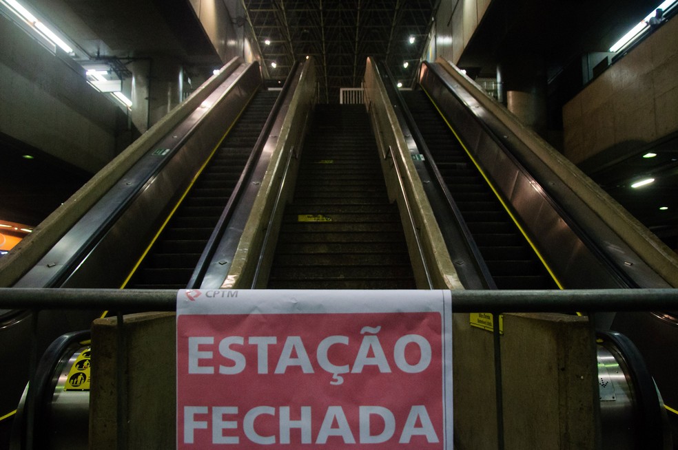 Estação de Metrô Corinthians-Itaquera amanhece fechada devido à greve dos Metroviários, na manhã desta quinta-feira (18) (Foto: Peter Leone/Estadão Conteúdo)