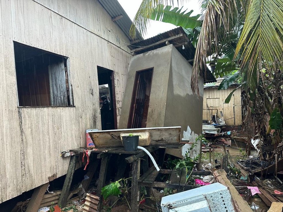 Estrutura de casa fica comprometida após vazante de igarapés — Foto: Cassius Afonso/Rede Amazônica