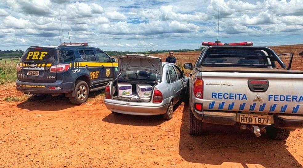 De acordo com a PRF o condutor tentou entrar em uma estrada vicinal, mas perdeu o controle do veículo. Ele fugiu a pé em direção a mata — Foto: PRF/Reprodução