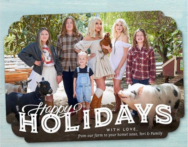 O cartão de Natal de Tori Spelling, com os cinco filhos, um porco, uma galinha e dois bodes, mas sem a presença do marido  (Foto: Instagram)