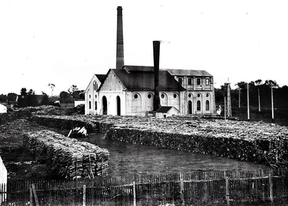 Vista do edifício da primeira usina termelétrica, 1901. — Foto: Reprodução/Iaskara Florenzano/Acervo Casa da Memória