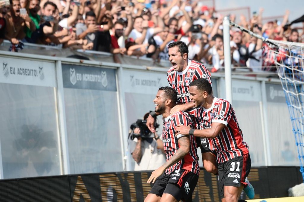 Reinaldo comemora o primeiro gol do São Paulo em Diadema — Foto: Marcos Ribolli